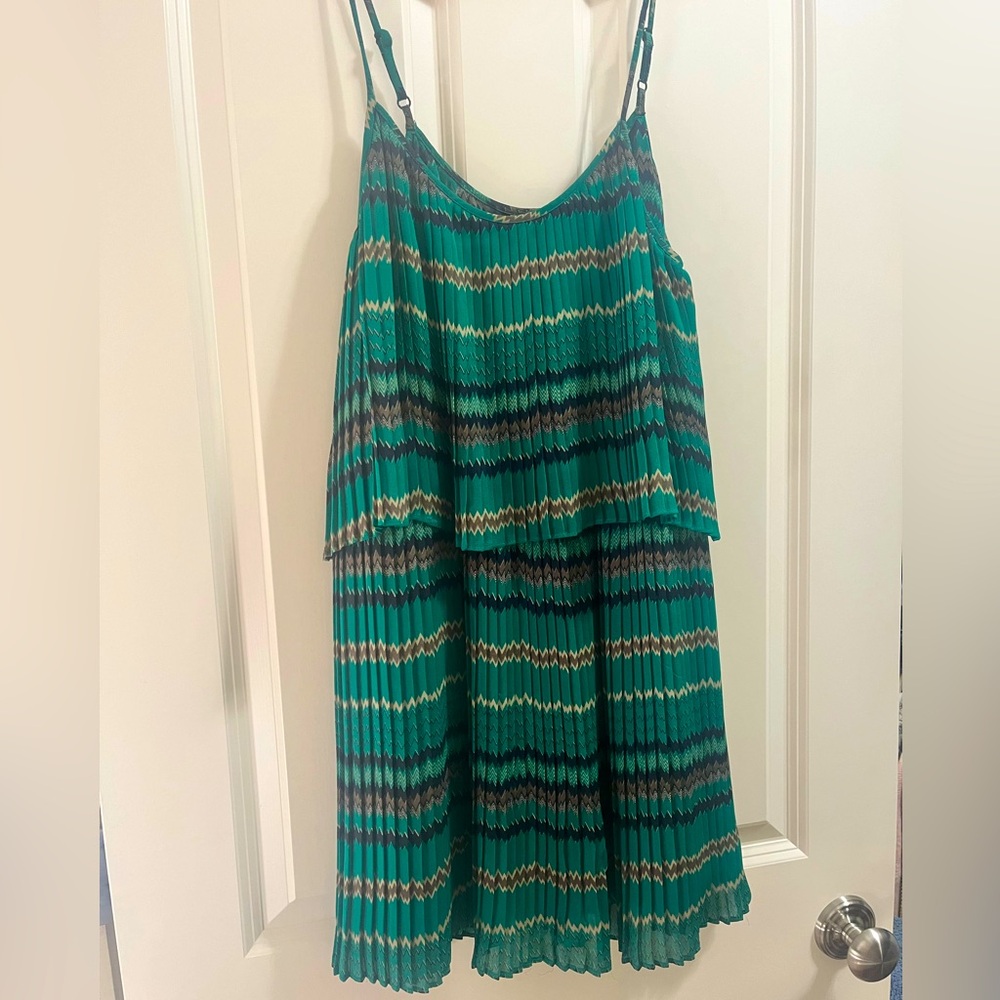 Parker size small dress , flowy and feminine. Perfect with flats and heels !